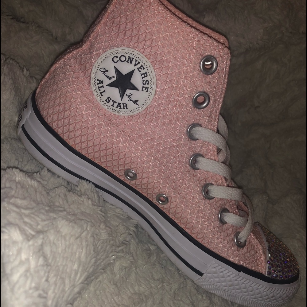 bedazzled pink converse! ✨